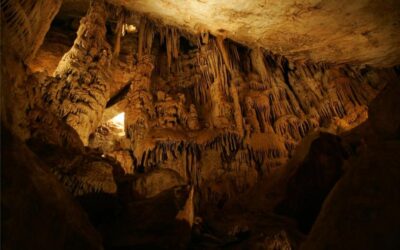 Recogen unos 400 kilos de restos de obras en la Cueva de los Murciélagos