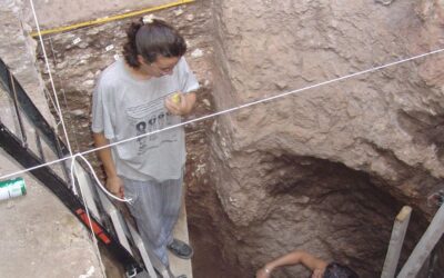 El Ayuntamiento de Lucena expone en Sevilla el acuerdo de gestión de la excavación de la Cueva del Ángel