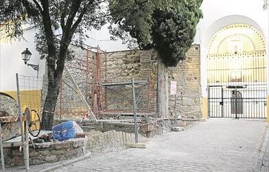 Unas obras descubren la torre oeste de la entrada al castillo condal de Cabra