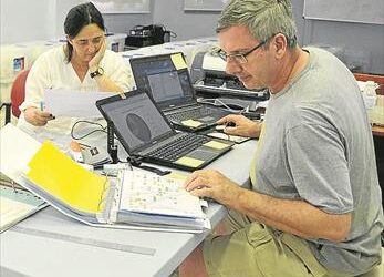 Investigadores analizan las piezas halladas en el Cerro de la Merced