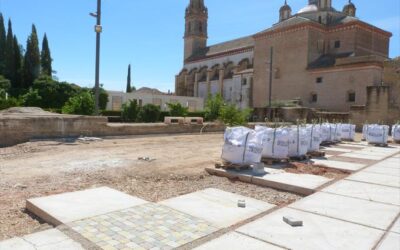 El Ayuntamiento renueva la calzada de la explanada de la Alcazaba