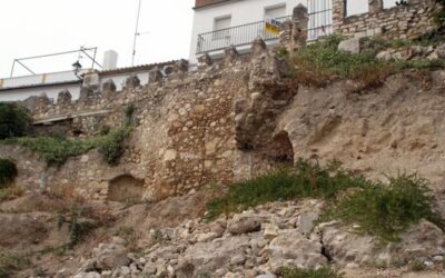 Unas 600 toneladas de cemento salvan la muralla de Cabra