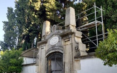 El Ayuntamiento de Lucena adecenta la fachada de cementerio municipal