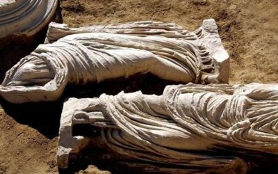 La UCO documenta la pigmentación de las estautas sedentes de Torreparedones